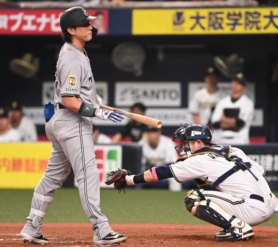 　６回、小林が四球を選ぶ。捕手若月