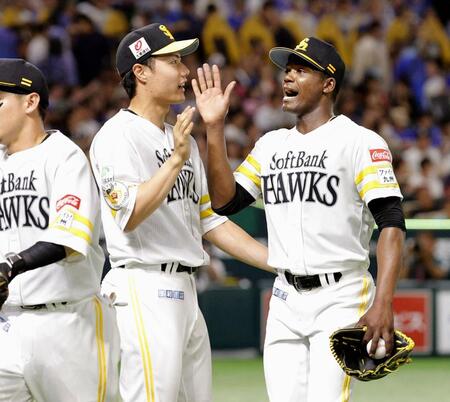 　今季初完投で６勝目を挙げ、ナインとタッチするソフトバンクのモイネロ（右）＝みずほペイペイドーム