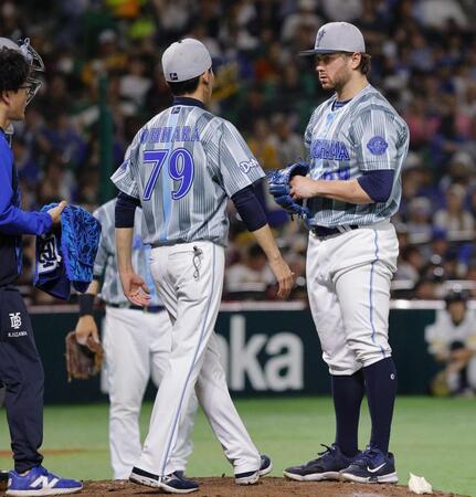 　５回、追加点を許し、コーチから声をかけられるＤｅＮＡのケイ＝みずほペイペイドーム