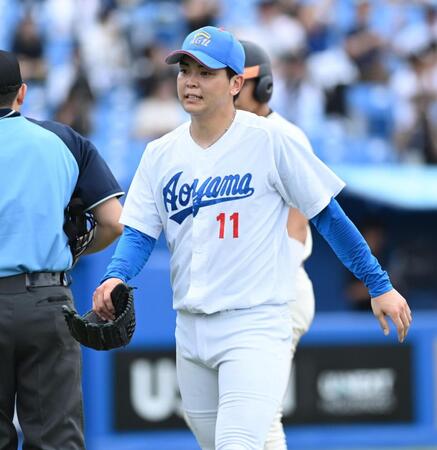 　５回、同点の中前適時打を打たれ降板した青学大・中西聖輝（撮影・開出牧）