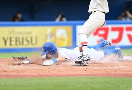 　４回、三塁からヘッドスライディングで同点のホームに滑り込む青学大・小田康一郎（撮影・開出牧）