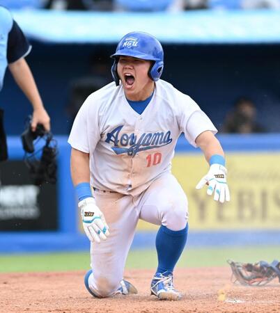 　４回、同点のホームに滑り込み雄たけびを上げる青学大・小田康一郎（撮影・開出牧）