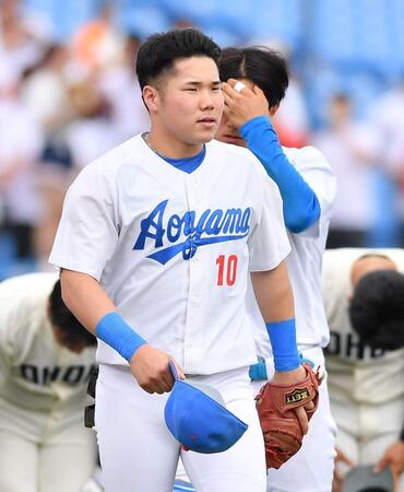　試合前の整列を終え守備位置へ向かう青学大・小田康一郎（撮影・開出牧）