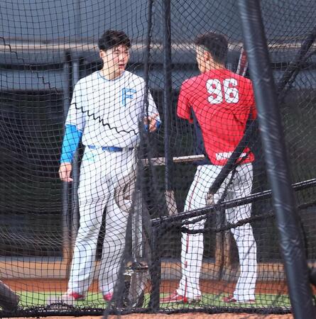 日本ハム・清宮幸 同学年の広島・中村奨にバット渡して談笑