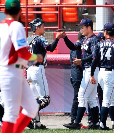 開幕戦でメキシコに快勝し、タッチを交わす中村奨（奥左）と清宮幸（２０１７年）