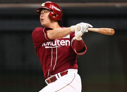 楽天・浅村栄斗に名球会ブレザー　地元出身の佐々木主浩氏が授与　敵将の藤川球児監督からは花束が贈られる