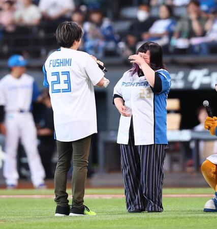 【写真】彼女が涙　サプライズ「プロポーズ大作戦」キューピッドの選手は誰？