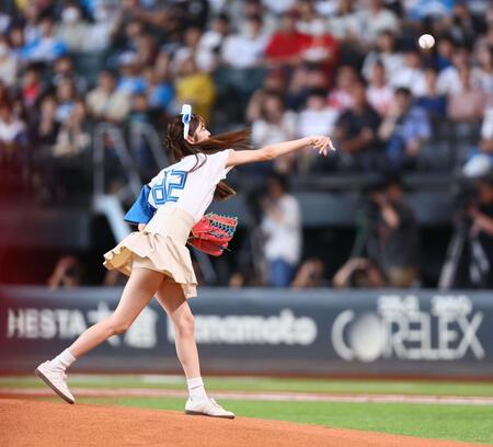 　始球式を務める鈴木ゆうか（撮影・中島達哉）