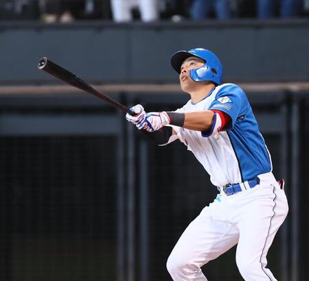 　２回、先制となるソロを放つ野村（撮影・中島達哉）