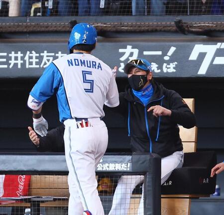 　２回、ソロを放った野村（左）を迎える新庄監督（撮影・中島達哉）
