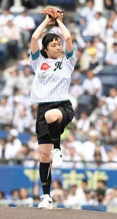 　しなやかなフォームでボールを投げ入れる古川琴音（撮影・佐藤厚）