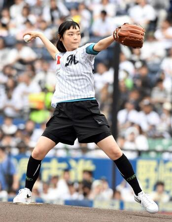 　しなやかなフォームでボールを投げ入れる古川琴音（撮影・佐藤厚）