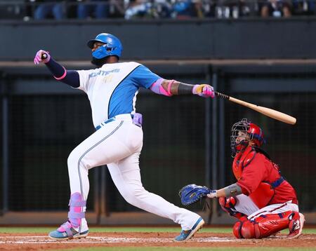 　３回、左中間に打球を放つレイエス（撮影・中島達哉）