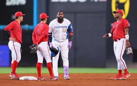 　３回、リプレー検証中にモンテロ（右）らと言葉を交わすレイエス（中央）＝撮影・中島達哉