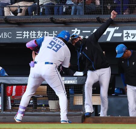 　３回、２ランを放ったレイエス（左）をポーズを決める新庄監督（撮影・中島達哉）