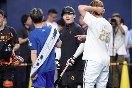 　九里（右）、西川（左）と話す丸