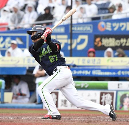 　５回、伊藤は中越えに２点適時三塁打を放つ（撮影・佐藤厚）