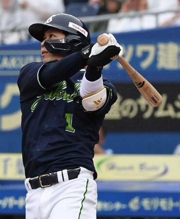 　６回、山田は左越えに４号ソロを放つ（撮影・佐藤厚）