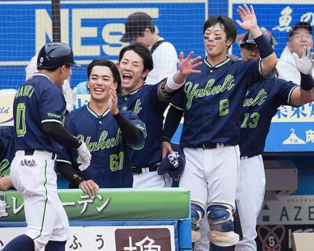 　４回、先制ソロを放った並木（手前）を迎えるヤクルトナイン