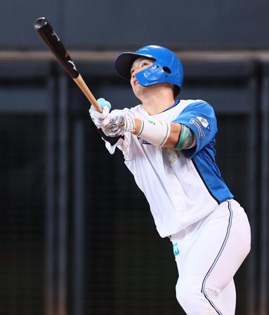 　４回、ソロを放つ郡司（撮影・中島達哉）