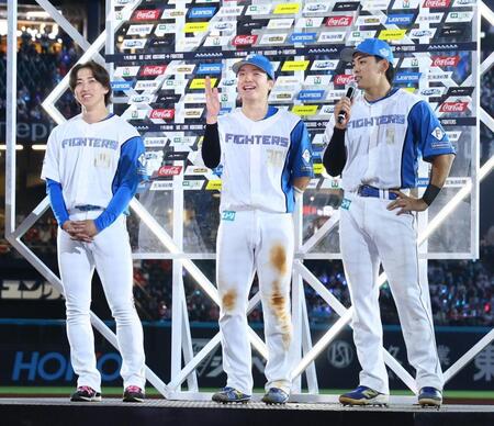 　お立ち台で笑顔を見せる（左から）細野、郡司、野村（撮影・中島達哉）