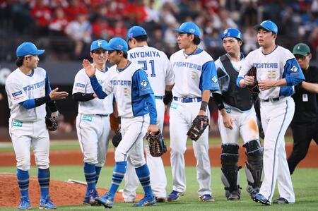 　広島に勝利をあげ、タッチを交わす日本ハムナイン（撮影・中島達哉）