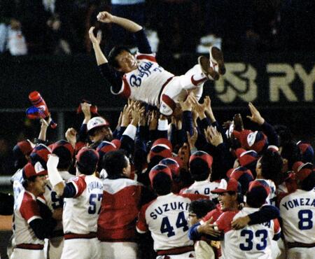 　ナインの手で胴上げされる仰木監督＝８９年