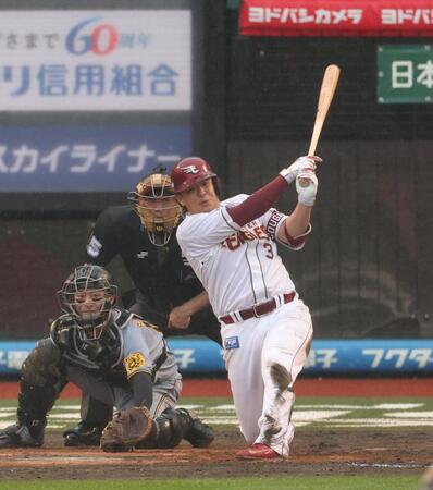 　７回、同点適時打を放つ浅村（撮影・金田祐二）