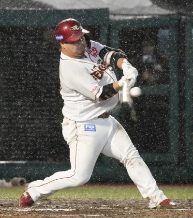 　１０回楽天２死一、二塁、石原が左前にサヨナラ打を放つ＝楽天モバイルパーク