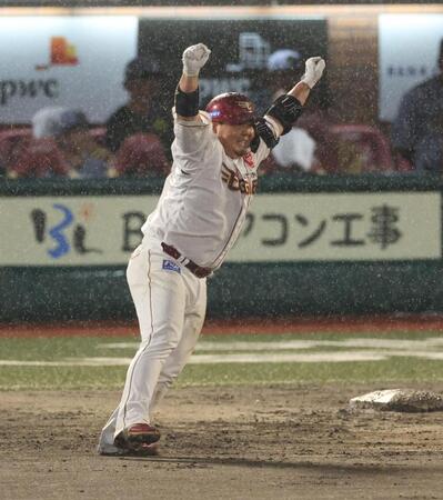 　１０回、サヨナラ打を放ち喜ぶ石原（撮影・金田祐二）