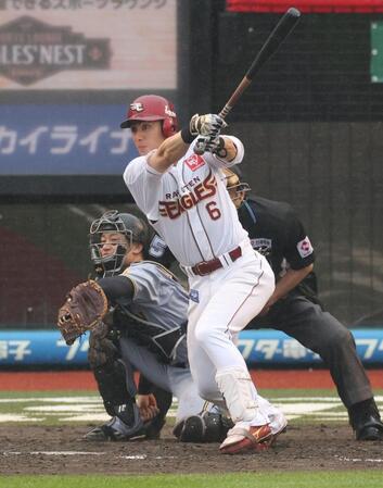 　７回、右前適時打を放つ村林（撮影・金田祐二）