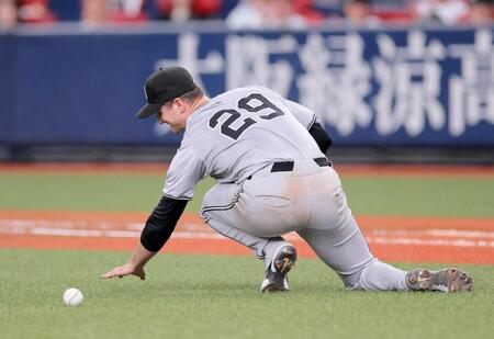 　８回、宗のバントをつかみ損ねるグリフィン