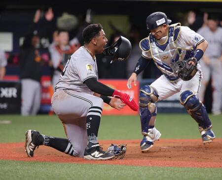 　８回、泉口の左前打で生還した二走・オコエはホーム上で吠える（撮影・坂部計介）