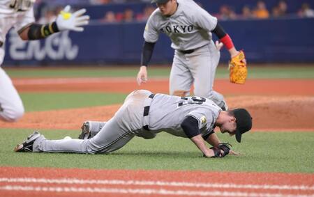 　８回、宗の犠打を後逸し倒れ込むグリフィン（撮影・坂部計介）