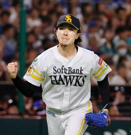 　３回、佐野を三ゴロ併殺に仕留めガッツポーズする上沢