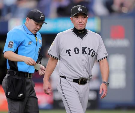 　１０回表を終え、選手交代を告げる阿部監督