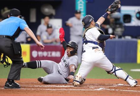 　８回、泉口の左前打で二走・オコエが生還する（撮影・坂部計介）