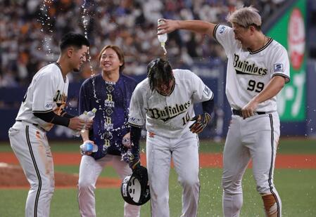 　１１回、サヨナラとなる押し出しの四球を選んだ大城は杉本、宮城らから祝福を受ける（撮影・坂部計介）