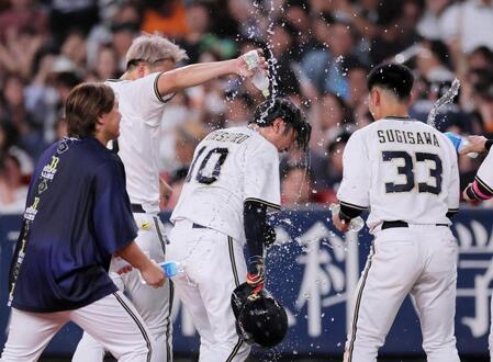 　１１回、サヨナラの押し出し死球を選び祝福される大城（中央）