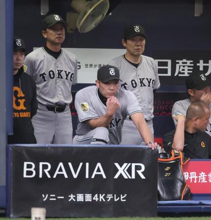 　宮城を攻略できず、ベンチから戦況を見つめる阿部監督（撮影・坂部計介）