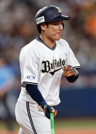 　１１回、サヨナラの押し出し四球を選び、笑顔で一塁へ向かうオリックス・大城＝京セラドーム