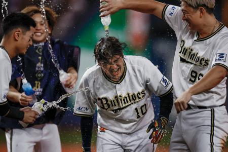 　１１回、サヨナラの押し出し四球を選び、祝福されるオリックス・大城（右から２人目）＝京セラドーム