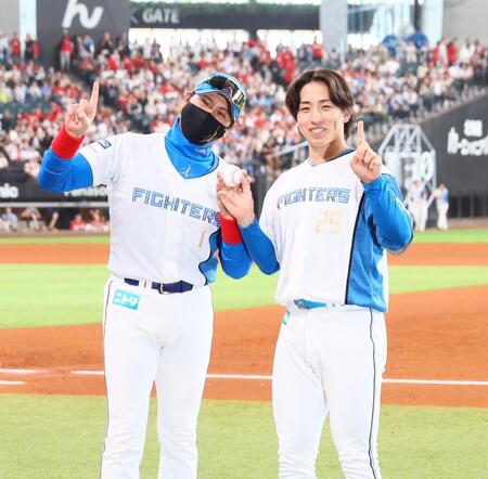 　プロ初勝利をあげた細野（右）を祝福する新庄監督（撮影・中島達哉）