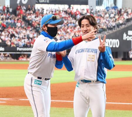　細野（右）のピースサインを「１」に直す新庄監督（撮影・中島達哉）