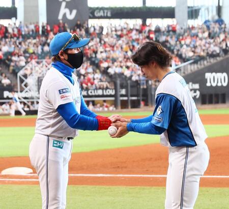 　プロ初勝利をあげた細野を祝福する新庄監督（撮影・中島達哉）