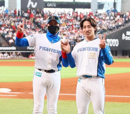 　プロ初勝利をあげた細野（右）を祝福する新庄監督（撮影・中島達哉）