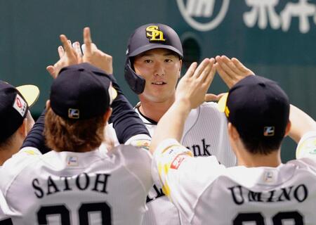 　２回、先制ソロを放ちナインに迎えられる秋広