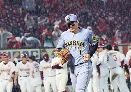 　１０回、サヨナラ勝ちで歓喜する楽天ナインを背に引き揚げる森下（撮影・田中太一）