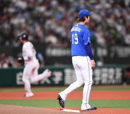 　４回、長谷川に一発を浴びた高橋宏（右）＝撮影・園田高夫