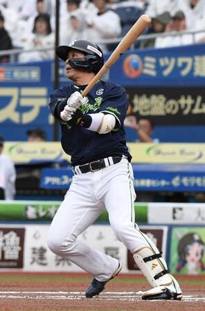 　６回、山田は左越えに４号ソロを放つ（撮影・佐藤厚）